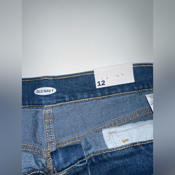 NWT Old Navy Women’s Bermuda Shorts Size 12 Denim 9” Inseam Frayed Hem Casual - Picture 3 of 6